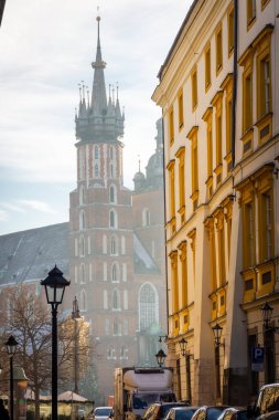 KRAKOW, POLAND, 7 HAZİRAN 2022: Eski kasabadaki Florianska caddesinden St. Mary Kilisesi manzarası