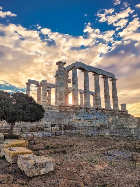 Gün batımında Cape Sounion 'daki Poseidon Tapınağı, Yunanistan' daki Ege Denizi üzerinde.