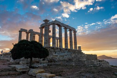 Gün batımında Cape Sounion 'daki Poseidon Tapınağı, Yunanistan' daki Ege Denizi üzerinde.