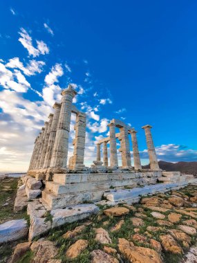 Gün batımında Cape Sounion 'daki Poseidon Tapınağı, Yunanistan' daki Ege Denizi üzerinde.