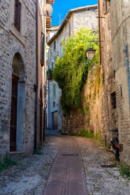 İtalya 'nın Umbria kentindeki Spoleto' nun tarihi merkezinde ortaçağ caddesi.