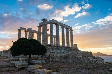 Gün batımında Cape Sounion 'daki Poseidon Tapınağı, Yunanistan' daki Ege Denizi üzerinde.