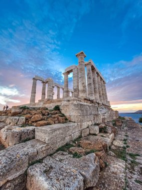 Gün batımında Cape Sounion 'daki Poseidon Tapınağı, Yunanistan' daki Ege Denizi üzerinde.