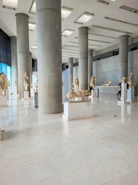 ATENS, GREECE, 12 ARALIK 2021: Antik Yunan bulgularıyla çağdaş Akropol Müzesinin İçi