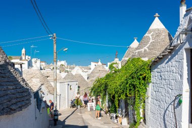 ALBEROBELLO, İtalya, 19 AĞUSTOS 2021: Alberobello 'da, Puglia, güney İtalya' da tipik evleri 