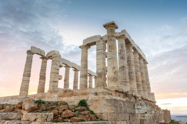 Gün batımında Cape Sounion 'daki Poseidon Tapınağı, Yunanistan' daki Ege Denizi üzerinde.
