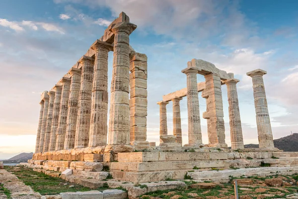Gün batımında Cape Sounion 'daki Poseidon Tapınağı, Yunanistan' daki Ege Denizi üzerinde.
