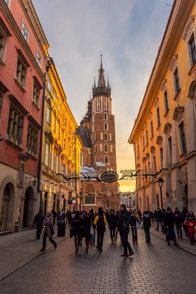 KRAKOW, POLAND, 7 HAZİRAN 2022: Eski kasabadaki Florianska caddesinden St. Mary Kilisesi manzarası