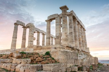 Gün batımında Cape Sounion 'daki Poseidon Tapınağı, Yunanistan' daki Ege Denizi üzerinde.