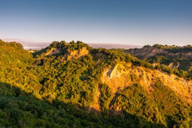 Civita di Bagnoregio 'dan manzara. Lazio, İtalya