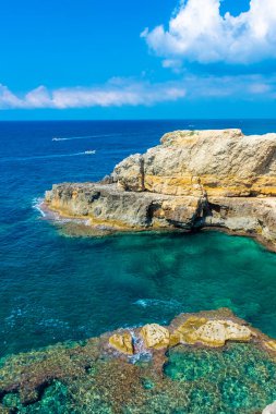 İyonyum Denizi ve Adriyatik Denizi 'nin sınırı olan Santa Maria di Leuca' nın kayalıklarının altında, İtalya 'nın Apulia kentinin en güneyindeki güzel kristal berrak su.