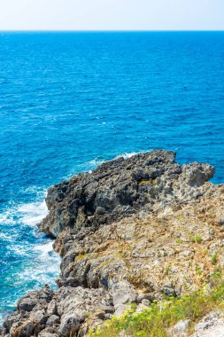 İyonyum Denizi ve Adriyatik Denizi 'nin sınırı olan Santa Maria di Leuca' nın kayalıklarının altında, İtalya 'nın Apulia kentinin en güneyindeki güzel kristal berrak su.