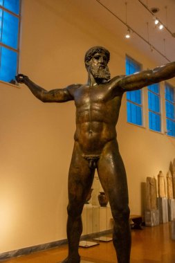 ATENS, GREECE, 12 ARALIK 2021: Ulusal arkeoloji müzesinde Zeus veya Poseidon 'un bronz heykeli