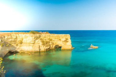 SALENTO, İtalya, 11 AĞUSTOS 2021: Apulia 'nın güzel kristal berraklığı kayalıklardan ve Sant' Andrea 'nın deniz yığınlarından