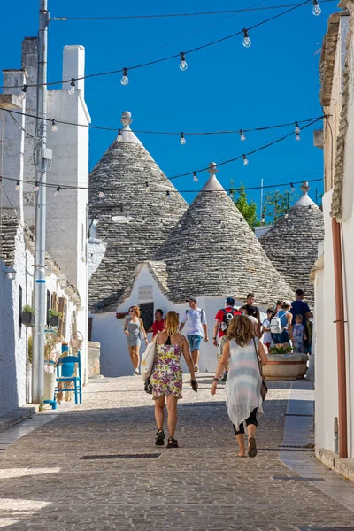 ALBEROBELLO, İtalya, 19 AĞUSTOS 2021: Alberobello 'da, Puglia, güney İtalya' da tipik evleri 