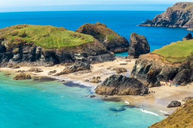 Kynance Cove, İngiltere, 25 Haziran 2022: Cornwall 'daki Kynance Cove sahilinin inanılmaz berrak suyu