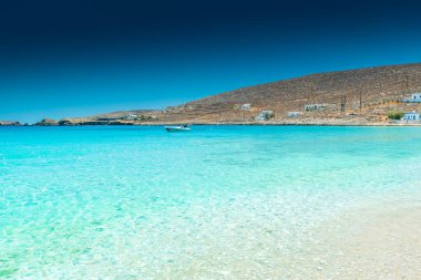 Yunanistan, Folegandros 'taki Karavoustakis plajının inanılmaz berrak suları