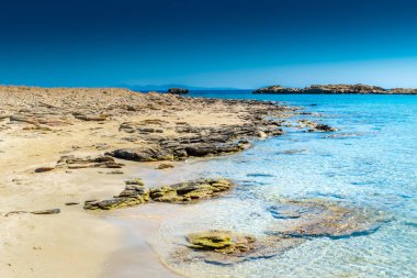 Yunanistan, Ios Adası 'ndaki Manganari plajının inanılmaz berrak suları