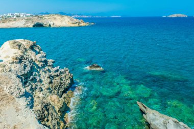 Papafragas, Milos Adası, Yunanistan 'ın kayalıklarından süzülen inanılmaz kristal berraklığında su