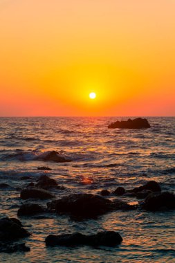 Yunanistan 'ın Girit kentindeki Sfinari plajında kayalık oluşumu üzerine gün batımı