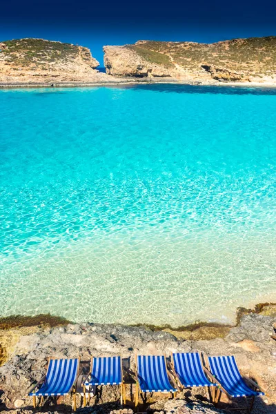Kristálytiszta Víz Kék Lagúnában Strandfotelekkel Pihenéshez Comino Szigetén Máltán — Stock Fotó