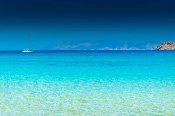 Água Cristalina Incrível Praia Manganari Ilha Ios Grécia — Fotografia de Stock