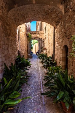 Heceleme, İtalya, 7 Ağustos 2021: Ortaçağ Spello tarihi merkezi Umbria 'da oturan yaşlı adamlar
