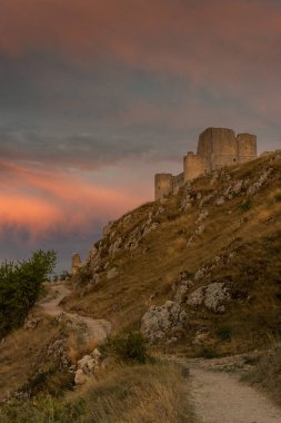 Gran Sasso Ulusal Parkı, Abruzzo, İtalya üzerinde çarpıcı bir gün batımı