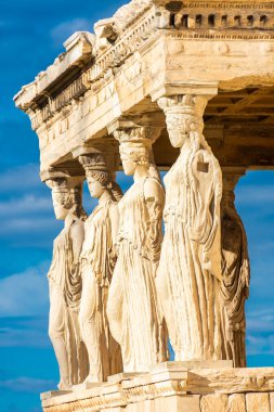 Yunanistan 'ın başkenti Atina' daki Caryatides ve kadın heykelleri