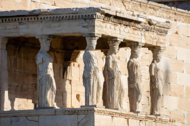 Yunanistan 'ın başkenti Atina' daki Caryatides ve kadın heykelleri