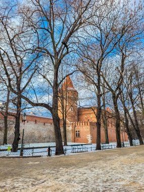 Polonya 'nın eski Krakow şehrinin ortaçağ duvarları