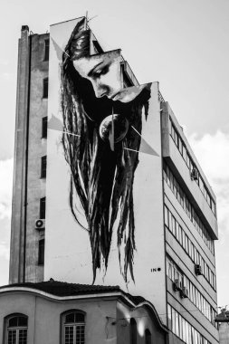 ATENS, GREECE, 12 ARALIK 2021: Grafiti ile Omonoia Bölgesi sokak manzarası