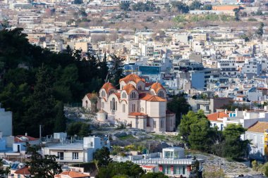 ATENS, GREECE, 12 ARALIK 2021: Şehrin ve Ortodoks Kilisesi 'nin havadan görünüşü
