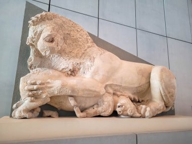 ATENS, GREECE, 12 ARALIK 2021: Antik Yunan bulgularıyla çağdaş Akropol Müzesinin İçi