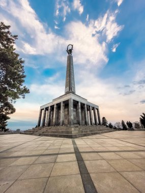 Slovakya, Bratislava 'daki Slavin Anıtı' nda gün batımı, Sovyet askerlerini andırıyor.