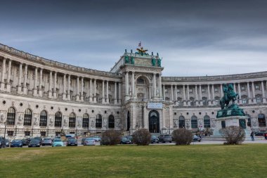 Vienna, AUSTRIA, 19 Şubat 2022: Hofburg yakınlarında yürüyen insanlar