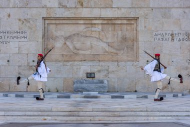 ATİNA, GREECE, 12 ARALIK 2021: Atina 'nın ulusal parlamento önündeki geleneksel muhafız değişimi