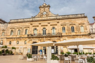 OSTUNI, APULIA, 11 AĞUSTOS 2021: Kasaba merkezinin ana meydanı