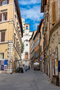 Peru, İtalya, 6 AĞUSTOS 2021: Ortaçağ tarihi merkezinde sokak