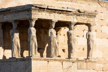 Yunanistan 'ın başkenti Atina' daki Caryatides ve kadın heykelleri
