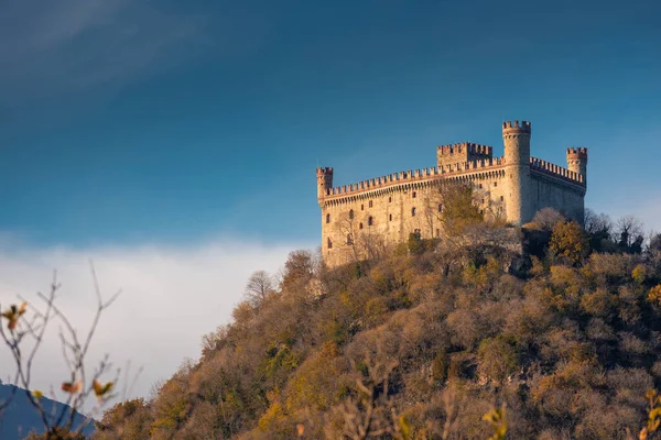 Исторический Замок Монтальто Дора Холме Осенью Пьемонт Италия — стоковое фото