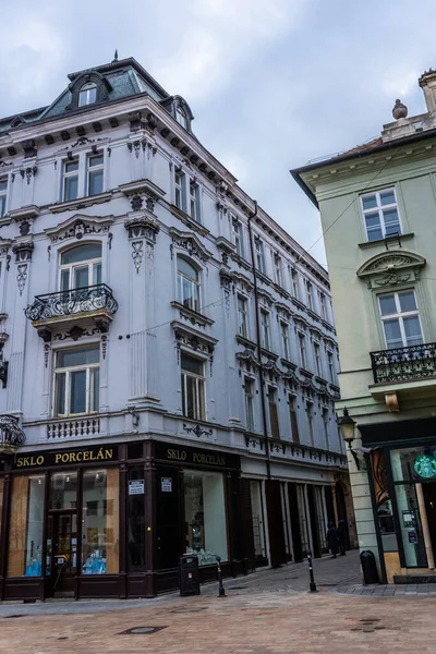 BRATISLAVA, SLOVAKIA, 21 Şubat 2022: Tarihi merkezde sokak