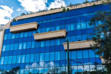 ATENS, GREECE, 12 ARALIK 2021: Bu cam sarayda modern ve antik mimari