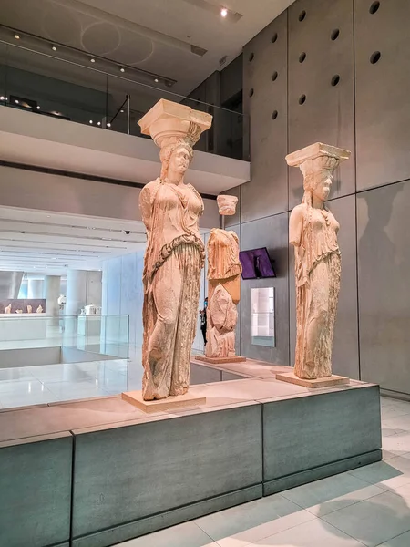 Athens ギリシャ 12月2021 古代ギリシャの発見と現代アクロポリス博物館のインテリアで元のCaryatid像 — ストック写真