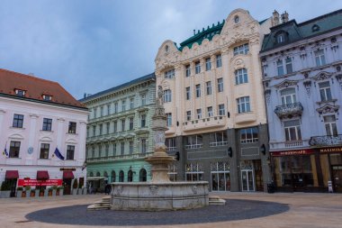 BRATISLAVA, SLOVAKIA, 21 Şubat 2022: Tarihi merkezin ana meydanı
