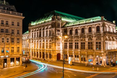 Vienna, AUSTRIA, 19 Şubat 2022: Gece Opera Binası 'nın önünde ışık yolları
