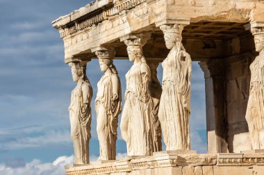 Yunanistan 'ın başkenti Atina' daki Caryatides ve kadın heykelleri