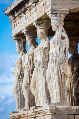 Yunanistan 'ın başkenti Atina' daki Caryatides ve kadın heykelleri