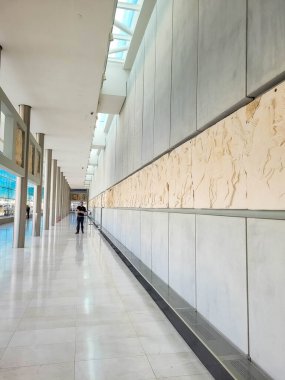 ATENS, GREECE, 12 ARALIK 2021: Antik Yunan bulgularıyla çağdaş Akropol Müzesinin İçi