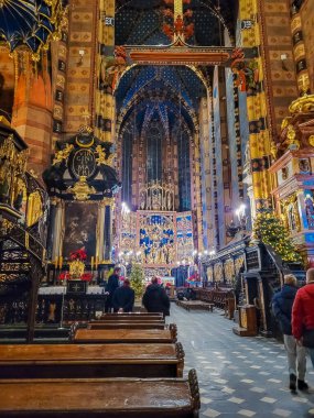 KRAKOW, POLAND, 7 HAZİRAN 2022: St Mary Bazilikasının İçi